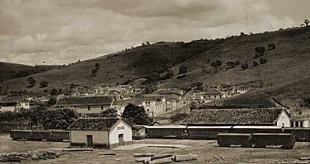 Vista histórica de estação e pátio ferroviário do corredor