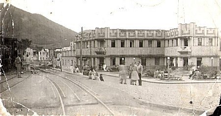 Movimento de trilhos e edificação histórica junto à linha férrea